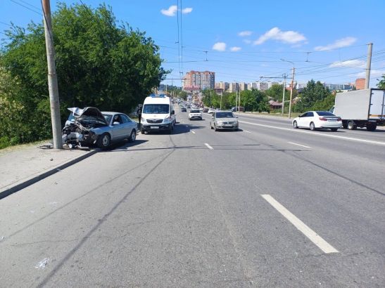 В Ростове погиб водитель легковушки, врезавшись в опору ЛЭП