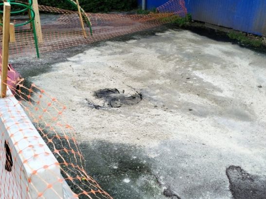 В Ростове на Скачкова спустя четыре месяца прочистили канализацию на детской площадке