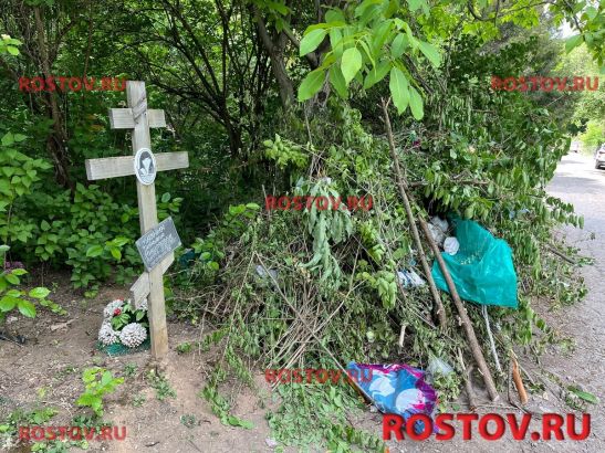 В Ростове на Северном кладбище могилы завалили горами мусора
