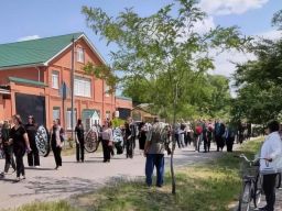 Тысяча человек пришли проститься с девочкой, жестоко убитой в Ростовской области