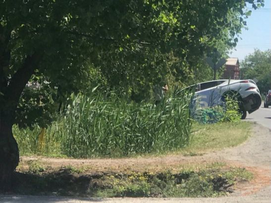 В Батайске водитель легкового авто вылетел в кювет на перекрестке