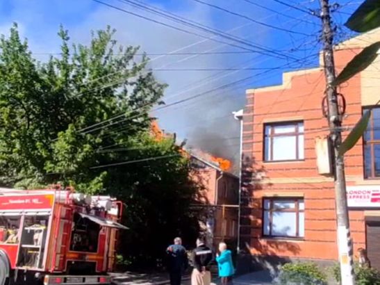 В Таганроге случился крупный пожар в заброшенном здании