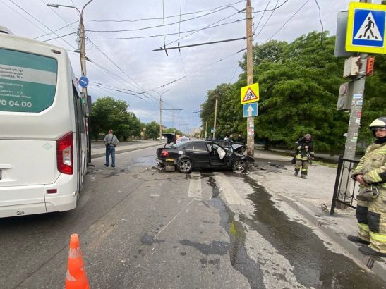 В Ростове водитель «Мерседеса» устроил ДТП с пострадавшим, врезавшись в автобус