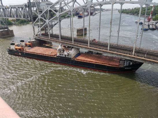 В Ростове сухогруз врезался в разводной мост на Сиверса