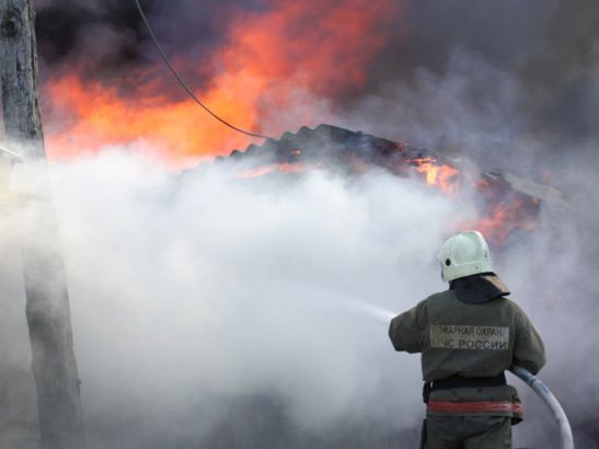 В Ростове при пожаре в микрорайоне Лендворец пострадал мужчина