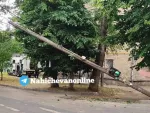 В Ростове аварийный столб на 40 лет Победы наклонился к земле