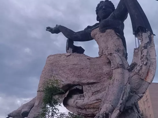 В Шахтах разрушается памятник ткачихе