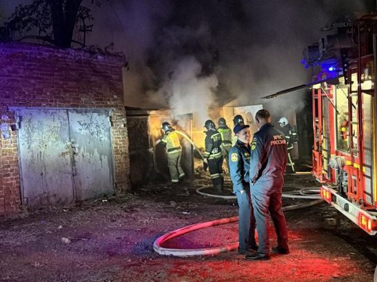 В Ростове на Сельмаше загорелись несколько гаражей