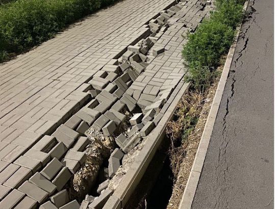 В Ростове в Левенцовке под землю провалилась тротуарная плитка