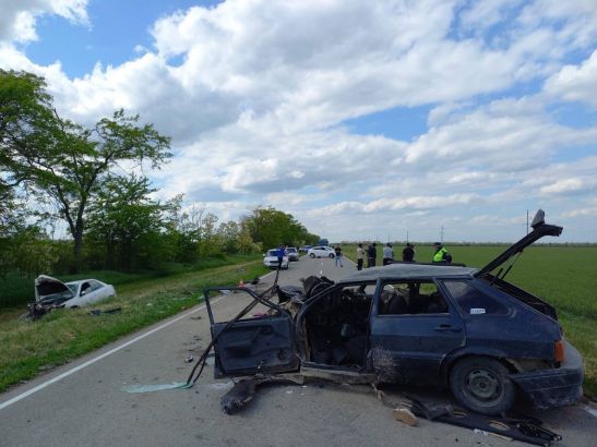 На трассе в Ростовской области в жестком ДТП один погиб, двое пострадали