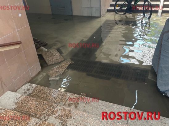 В Ростове-на-Дону затопило подземный переход на проспекте Шолохова