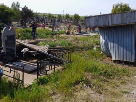 В Ростовской области неизвестные разгромили могилы на городском кладбище