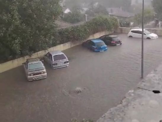 В Ростове десятки машин ушли под воду из-за дождя в Берберовке