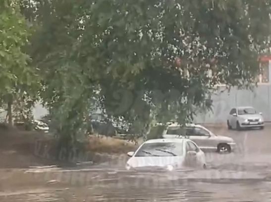 В Ростове из-за ливня улица Текучева превратилась в реку