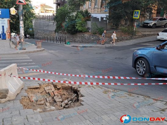 В Ростове в переулке Семашко провалилась тротуарная плитка