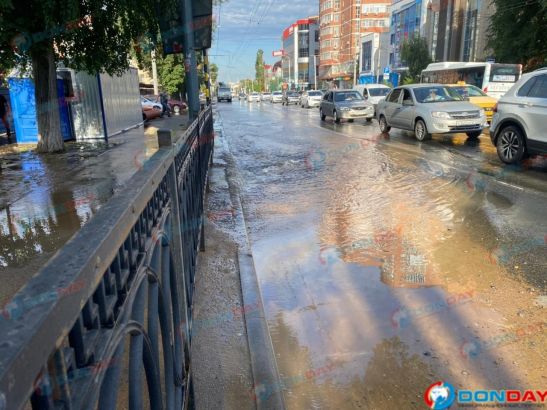 Центр Ростова ушел под воду из-за гигантского прорыва трубы