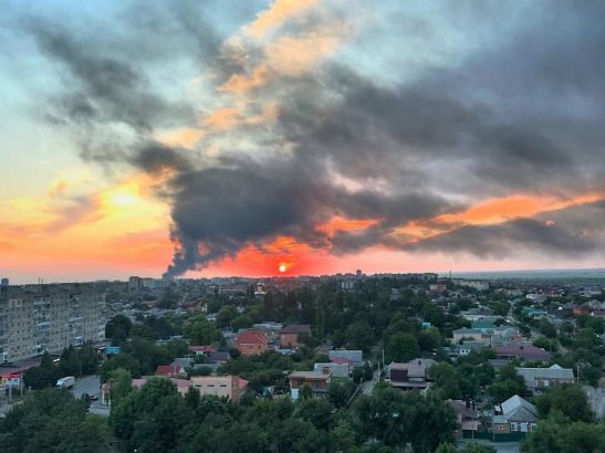 Роспотребнадзор не выявил опасных веществ в воздухе после пожара на нефтебазе в Азове