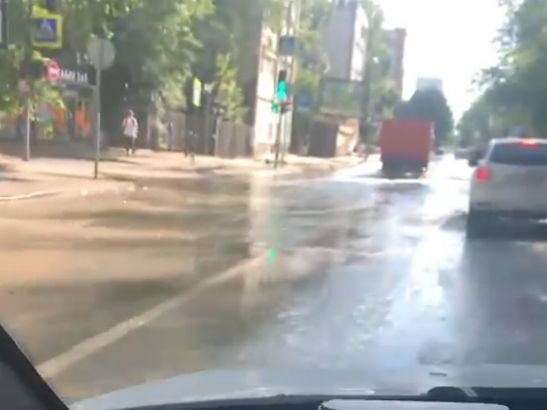 В Ростове из-за прорыва трубы затопило улицу Варфоломеева