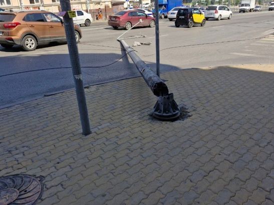 В Ростове сотрудник ДПС чуть не погиб после того, как на дорогу упал столб