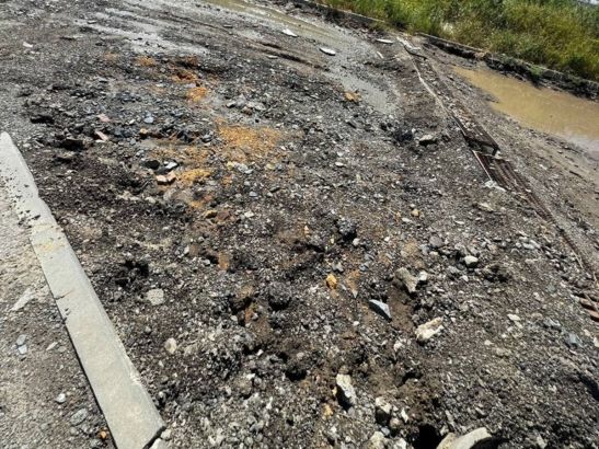 В Ростове дорожники оставили разрытой дорогу на Вселенной