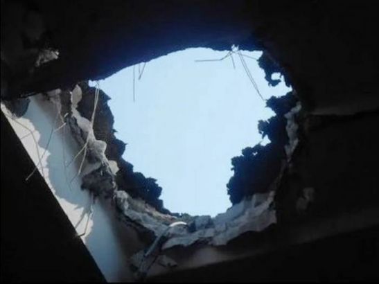 В Таганроге крышу частного дома проломила часть упавшего с неба беспилотника