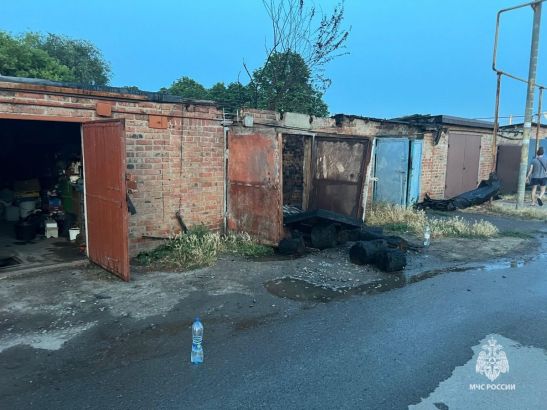 В Азовском районе горели четыре гаража