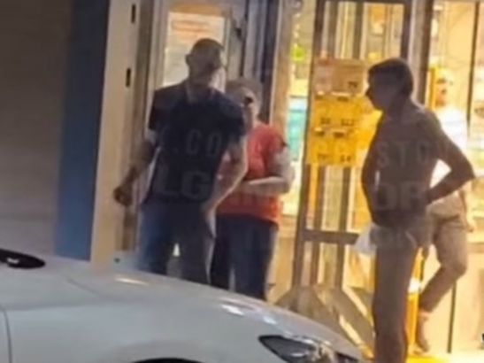 В центре Ростова голый мужчина разгуливал по улице, прикрывшись пакетом