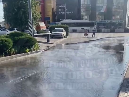 В Ростове на Малиновского женщина и ребенок обожгли ноги в кипятке посреди улицы