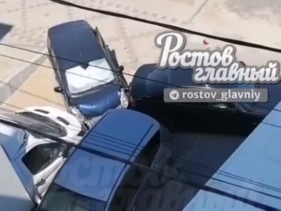 В Ростове мужчина пострадал в массовой аварии на Доватора
