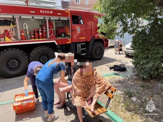 После пожара в Батайске два человека попали в больницу