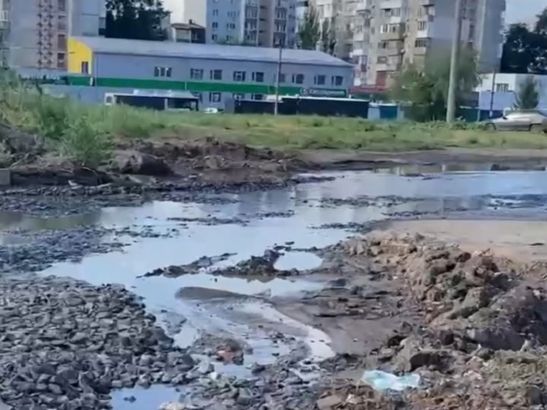 В Ростове улицу Вселенную затопило нечистотами из-за прорыва канализации