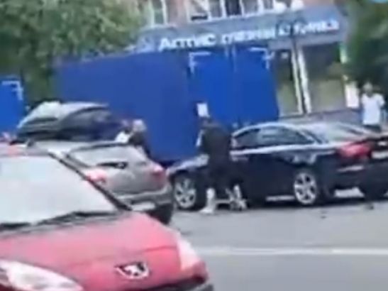 В Ростове на Таганрогской улице произошла драка между двумя водителями