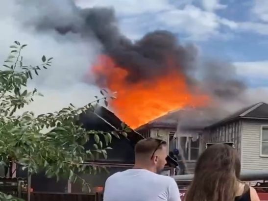 В Азове Ростовской области потушили пожар в двух жилых домах