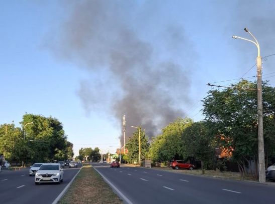 В Ростове на улице Циолковского горит частный дом