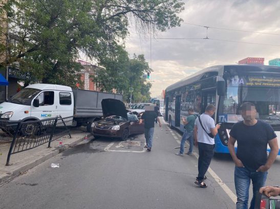 В Ростове двое пострадали в массовом ДТП с электробусом