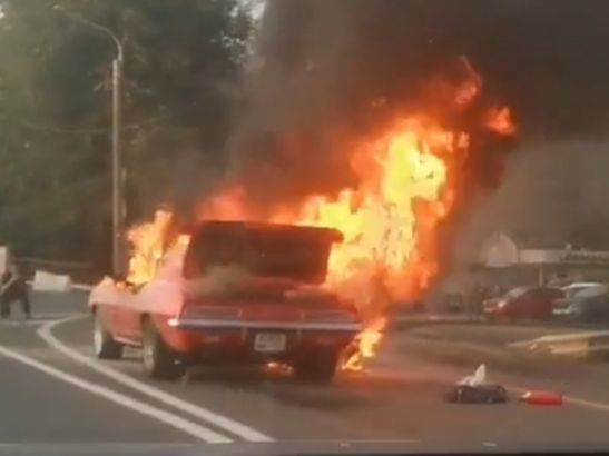 Под Ростовом дотла сгорел винтажный автомобиль «Шевроле Камаро»