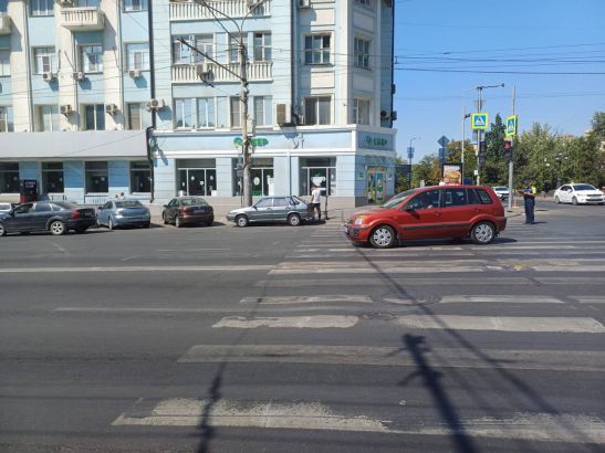 В Ростове на Пушкинской водитель двое парней на самокате попали под машину