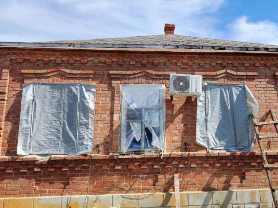 В Ростовской области после атаки беспилотников заменят выбитые стекла в доме