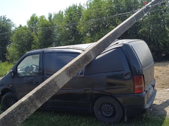 В Ростовской области на машину упал бетонный столб