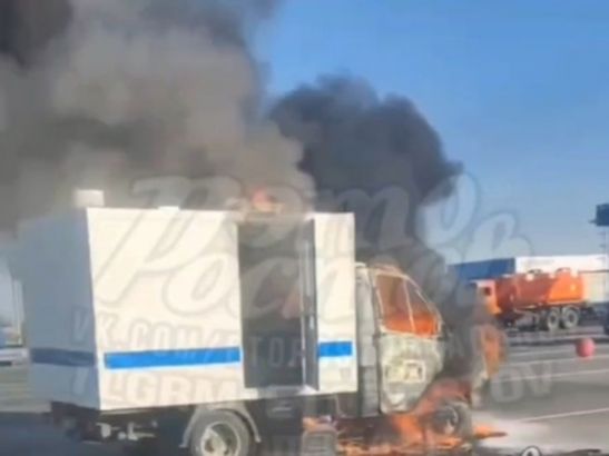 На трассе в Ростовской области сгорел полицейский автозак