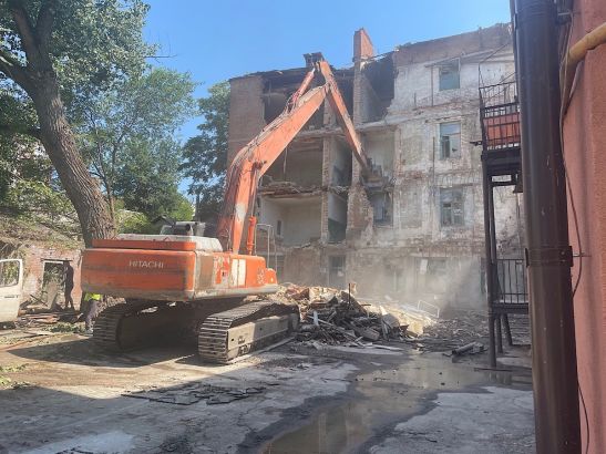 В Ростове начался демонтаж аварийного дома в Братском переулке