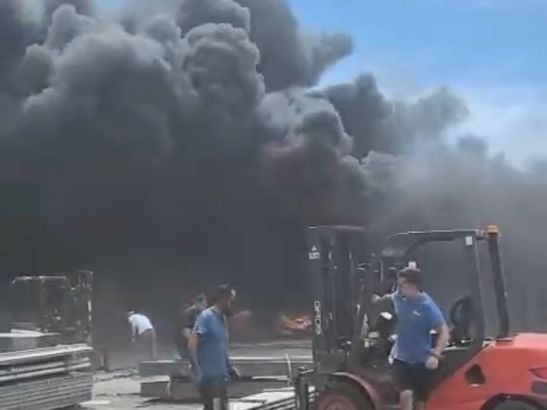 Появились кадры пожара на складе поликарбоната в Ростове