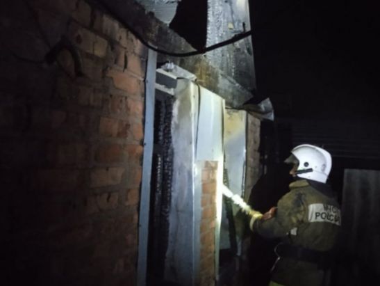 В Ростовской области при пожаре в частном доме погибли брат и сестра