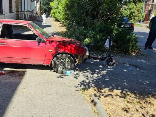 В Таганроге водитель легковушки сбил 16-летнего парня на электросамокате