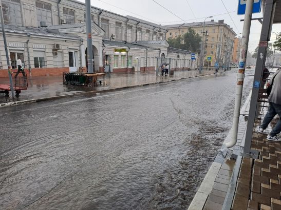 В Ростове Соборная площадь ушла под воду из-за ливня