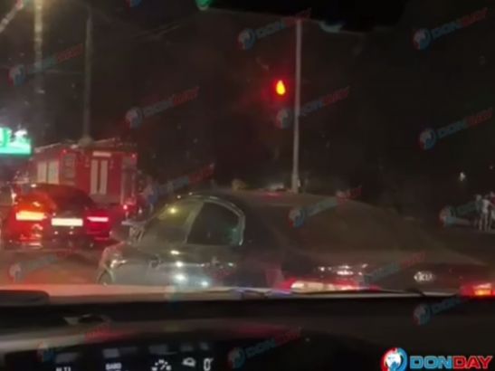 В Ростове водитель легковушки попал в больницу после ДТП и пожара