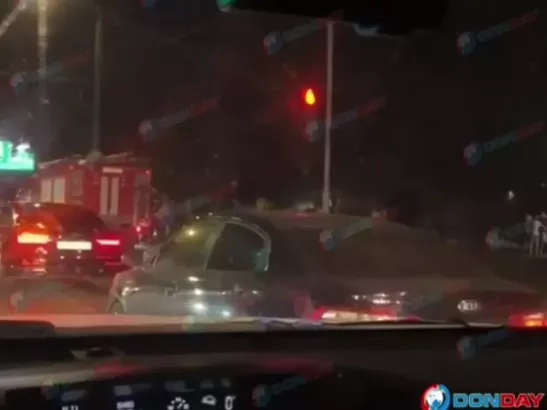 В Ростове автомобиль загорелся после столкновения со столбом, водитель получил ожоги