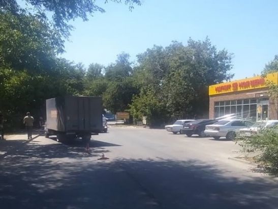 Под колеса фургона в Ростове попала 14-летняя девочка