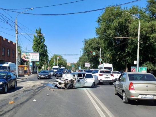 В Ростове в результате аварии с автобусом пострадали два человека