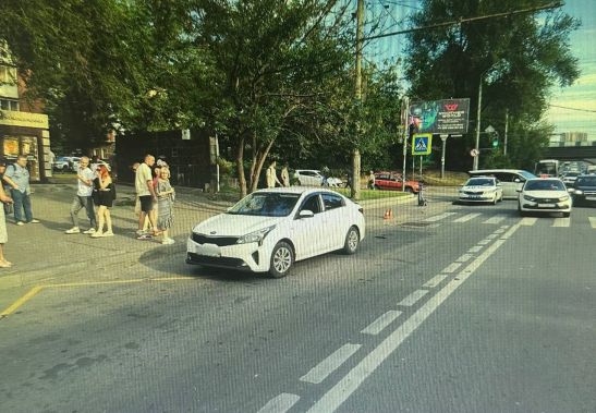 В Ростове водитель автомобиля сбил двоих пешеходов на Нагибина